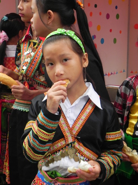 Món khoái khẩu nhất đối với các bạn học sinh vùng cao khi xuống Thủ Đô là bánh mỳ. Món khoái khẩu nhất đối với các bạn học sinh vùng cao khi xuống Thủ Đô là bánh mỳ.