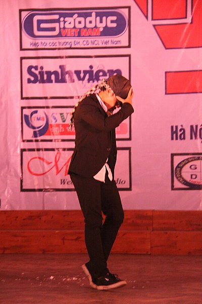 Điệu nhảy hóa thân vào từng bước chân giống với Michael Jackson. Điệu nhảy hóa thân vào từng bước chân giống với Michael Jackson.