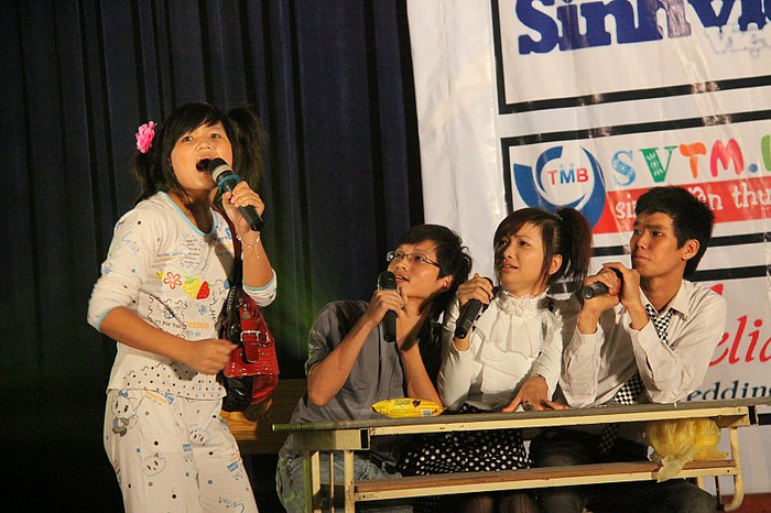 Những tiểu phẩm hài mang giá trị nhân văn được các bạn sinh viên thể hiện dưới cách nhìn hài hước. Những tiểu phẩm hài mang giá trị nhân văn được các bạn sinh viên thể hiện dưới cách nhìn hài hước.