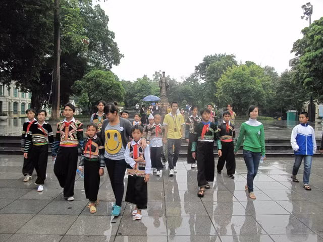 Lên tượng đài Lý Thái Tổ vui chơi. Đây có lẽ là lần đầu tiên các em được vui chơi với không gian, cảnh quan thoáng mát như thế này.