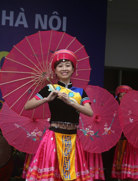 Tiết mục múa dân tộc của các bạn sinh viên nhà trường. Tiết mục múa dân tộc của các bạn sinh viên nhà trường.