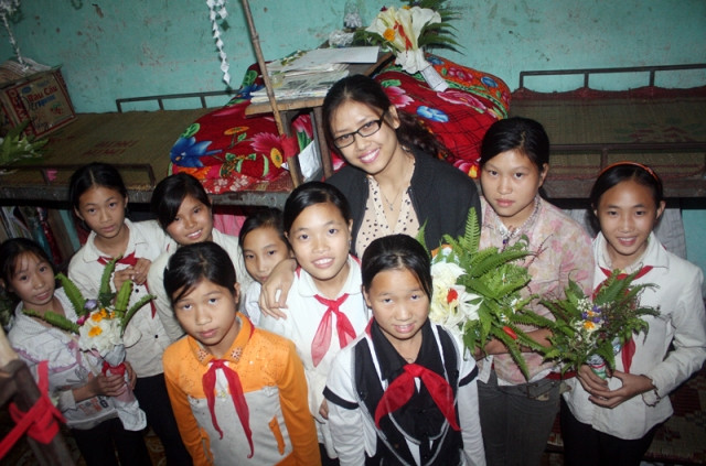 Chụp hình chung cùng các em.