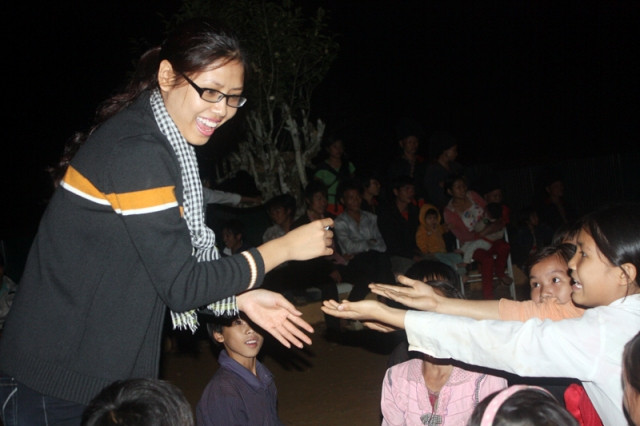 Những bàn tay đưa ra không ngớt, Loan thực sự rất vui và hứa lần sau đến sẽ mang thật nhiều quà cho các em.