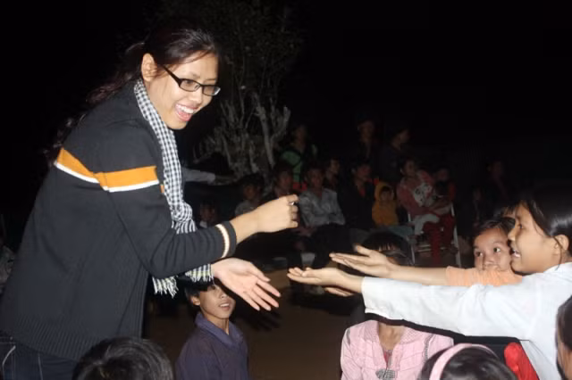 Những bàn tay đưa ra không ngớt, Loan thực sự rất vui và hứa lần sau đến sẽ mang thật nhiều quà cho các em.