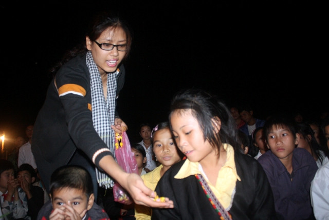 Các em gái cảm thấy rất xúc động khi nhận được những món quà rất hợp với mong muốn và sở thích mà Loan mang đến.