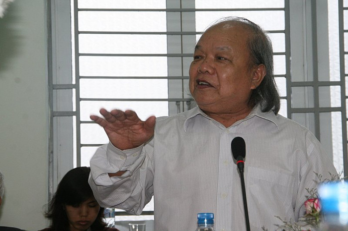 GS Trần Hữu Nghị cho rằng, nên thống nhất một kỳ thi để giảm tốn kém cho thí sinh. Ảnh Xuân Trung GS Trần Hữu Nghị cho rằng, nên thống nhất một kỳ thi để giảm tốn kém cho thí sinh. Ảnh Xuân Trung