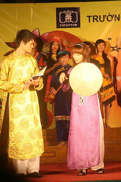 Một bộ trang phục của khu vực miền Trung (Huế)