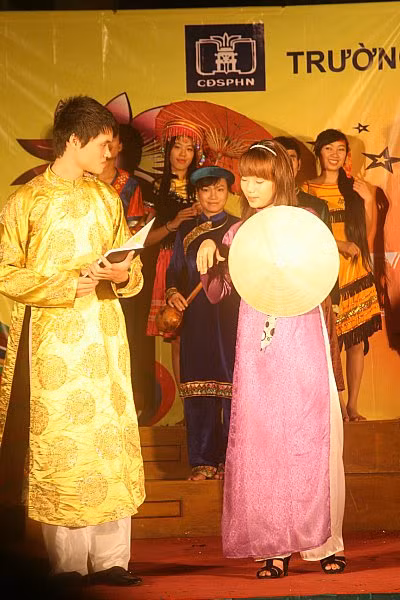 Một bộ trang phục của khu vực miền Trung (Huế)