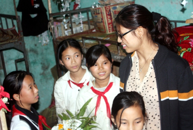 Vào phòng ở của các em, Loan luôn động viên các em cố gắng vượt qua khó khăn để học tốt, mang tri thức về xây dựng quê hương Nậm Mười giàu đẹp hơn.