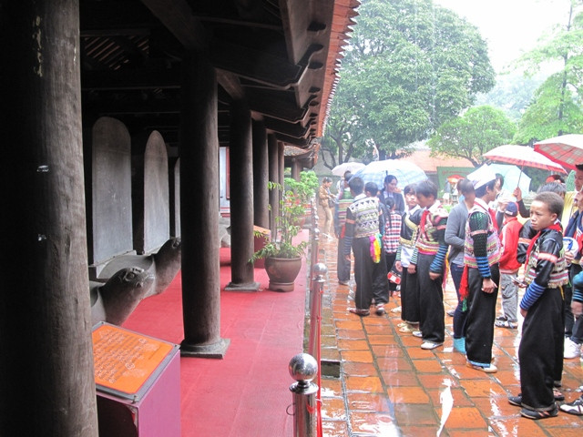 Ngay sau đó, các em được đi thăm một lượt Văn Miếu Quốc Tử Giám. Ngay sau đó, các em được đi thăm một lượt Văn Miếu Quốc Tử Giám.