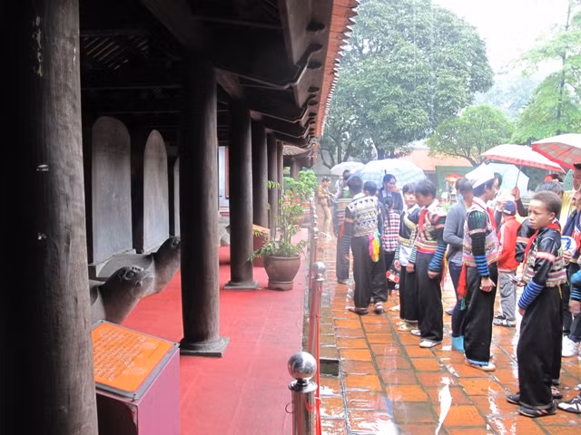 Ngay sau đó, các em được đi thăm một lượt Văn Miếu Quốc Tử Giám.