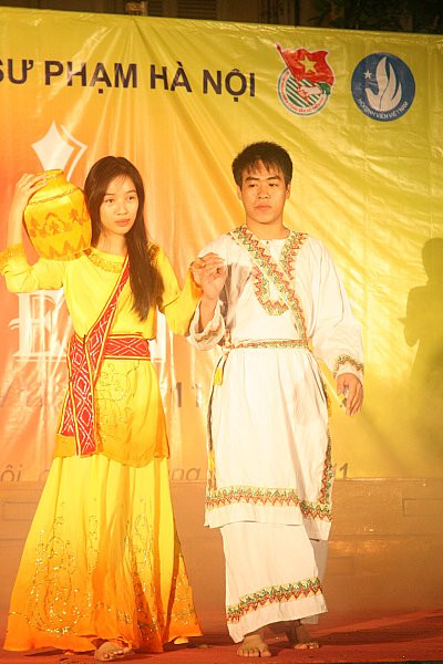 Những trang phục dân tộc được những sinh viên bước đi tự tin.