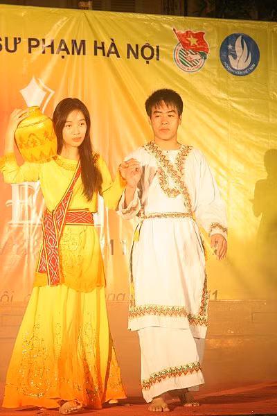 Những trang phục dân tộc được những sinh viên bước đi tự tin.
