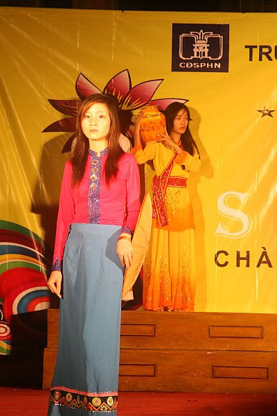 Những dịp thể hiện trang phục dân tộc như thế này giúp sinh viên yêu quê hương đất nước mình hơn.