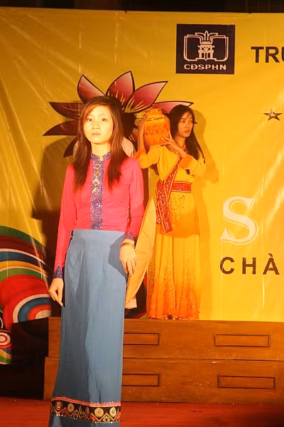 Những dịp thể hiện trang phục dân tộc như thế này giúp sinh viên yêu quê hương đất nước mình hơn.