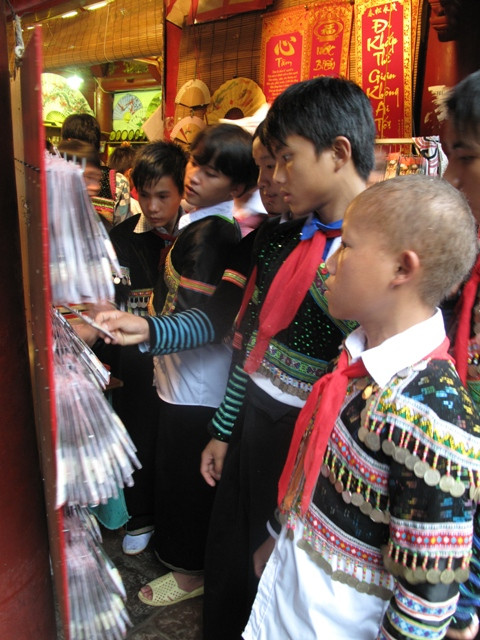 Những đồ lưu niệm thực sự khiến các em tò mò và lạ lẫm. Những đồ lưu niệm thực sự khiến các em tò mò và lạ lẫm.