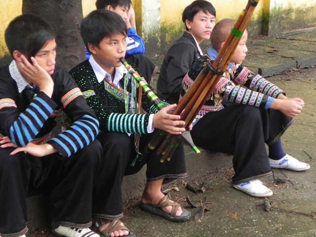 Những em nam luôn mang bên mình chiếc khèn dân tộc Những em nam luôn mang bên mình chiếc khèn dân tộc