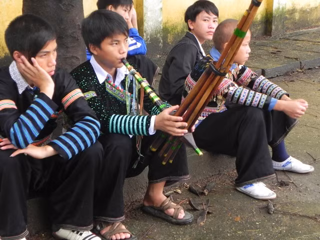 Những em nam luôn mang bên mình chiếc khèn dân tộc