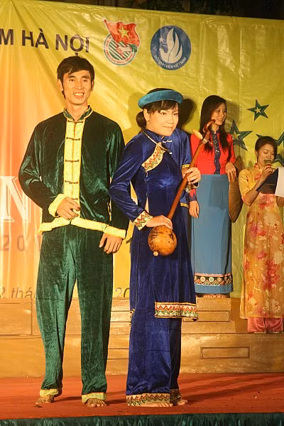 Một bộ trang phục của vùng cao Đông Bắc