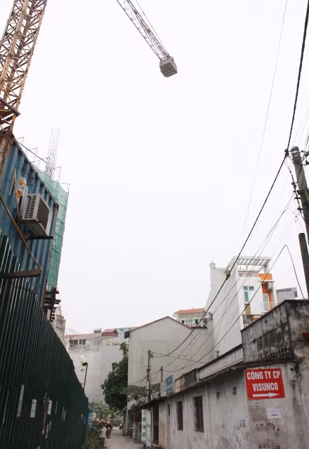 Thậm chí còn treo lơ lửng trên nóc nhà người dân sống xung quanh.