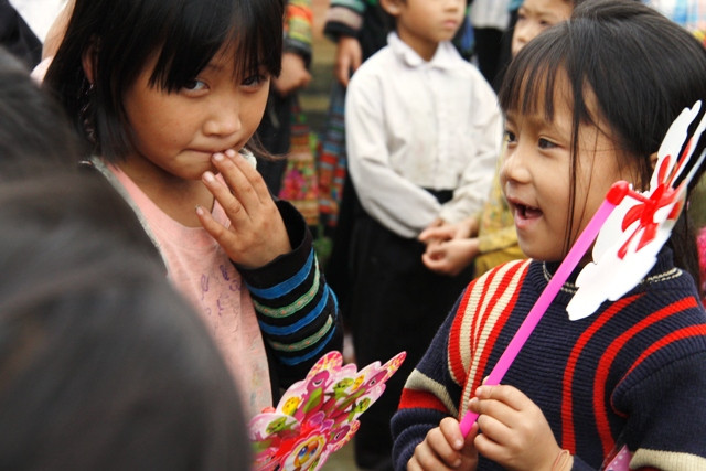 HS Suối Giàng vui khi đón nhận những chiếc chong chóng đồ chơi - món quà nhỏ nhưng đầy ý nghĩa của Báo Giáo dục VN và các nhà hảo tâm HS Suối Giàng vui khi đón nhận những chiếc chong chóng đồ chơi - món quà nhỏ nhưng đầy ý nghĩa của Báo Giáo dục VN và các nhà hảo tâm