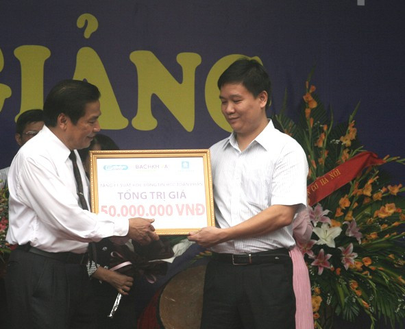 TBT Nguyễn Tiến Bình thay mặt nhà tài trợ trao học bổng tổng trị giá 50 triệu đồng cho đại diện trường CĐ Công nghệ Hà Nội. TBT Nguyễn Tiến Bình thay mặt nhà tài trợ trao học bổng tổng trị giá 50 triệu đồng cho đại diện trường CĐ Công nghệ Hà Nội.