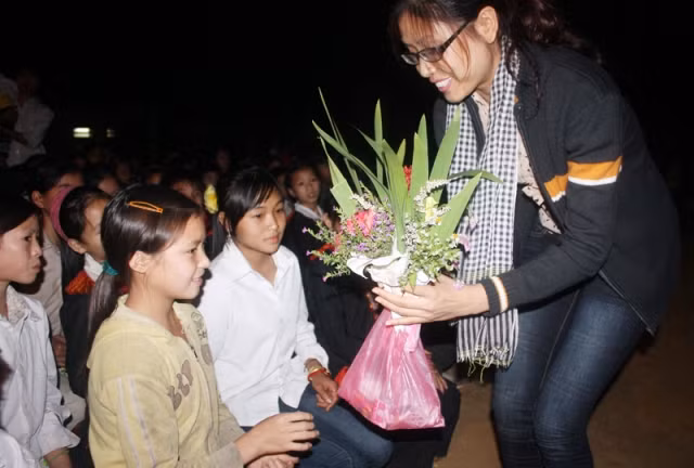 Những bó hoa rừng đơn sơ mà ấm áp thay cho lời cảm ơn của các em, Loan rất xúc động khi đón nhận.