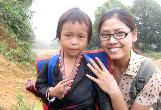 Kết thúc hành trình, ánh mắt hồn nhiên của trẻ em Nậm Mười làm Loan rất lưu luyến và thấy nặng lòng vì các em chưa thể hết khó khăn trong hành trình đi tìm cái chữ cho mình!
