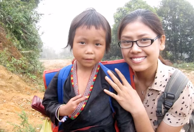 Kết thúc hành trình, ánh mắt hồn nhiên của trẻ em Nậm Mười làm Loan rất lưu luyến và thấy nặng lòng vì các em chưa thể hết khó khăn trong hành trình đi tìm cái chữ cho mình!