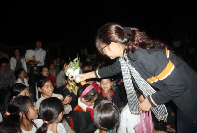 Mặc dù sương xuống ướt vai áo, nhưng Loan vẫn đi trao quà tận tay cho các em.