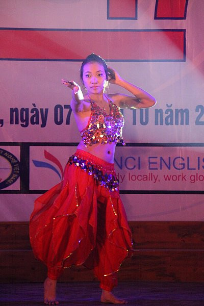 Tiếp theo đó là những màn múa bụng gợi cảm. Tiếp theo đó là những màn múa bụng gợi cảm.