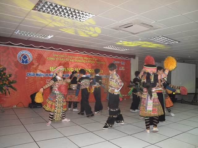 Tại buổi giao lưu với Làng sinh viên Hacinco, các em vùng cao mang những điệu múa đặc sắc của quê hương mình gửi tới các bạn ở Hà Nội.