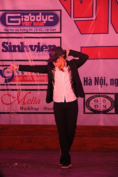 Chính xác ở từng động tác, không chỉ có hồn mà chàng tân sinh viên này còn khiến khán giả "la ó" vì những bước nhảy kỳ diệu. Chính xác ở từng động tác, không chỉ có hồn mà chàng tân sinh viên này còn khiến khán giả "la ó" vì những bước nhảy kỳ diệu.