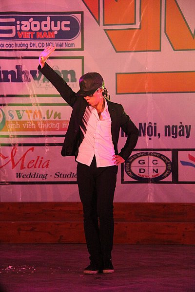 Hóa thân vào phong cách Michael Jackson với điệu nhảy Dangerous nổi tiếng. Hóa thân vào phong cách Michael Jackson với điệu nhảy Dangerous nổi tiếng.