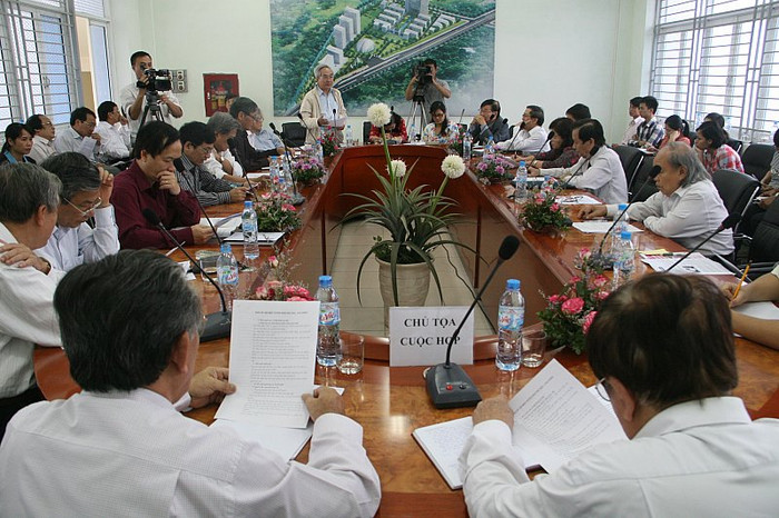 Buổi Hội thảo góp ý cho tiến trình đổi mới trong tuyển sinh ĐH, CĐ thu hút nhiều Giáo sư đầu ngành, những nhà quản lí giáo dục tới dự. Ảnh Xuân Trung Buổi Hội thảo góp ý cho tiến trình đổi mới trong tuyển sinh ĐH, CĐ thu hút nhiều Giáo sư đầu ngành, những nhà quản lí giáo dục tới dự. Ảnh Xuân Trung