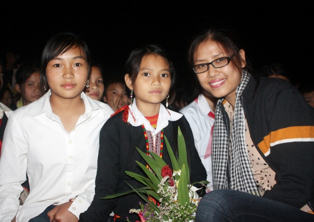 Chụp ảnh lưu niệm cùng các em, Loan đã mang bó hoa theo suốt hành trình của đoàn.