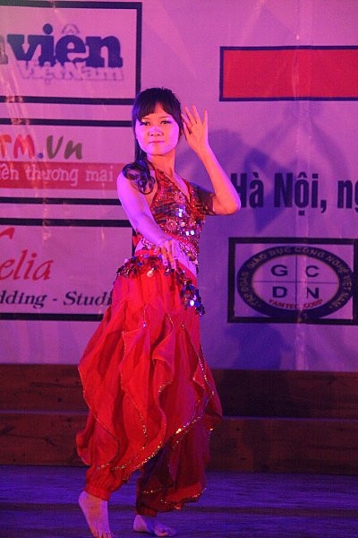 Những điệu múa bắt nguồn từ Trung đông khiến cho đêm diễn trở nên đa dạng hơn. Những điệu múa bắt nguồn từ Trung đông khiến cho đêm diễn trở nên đa dạng hơn.