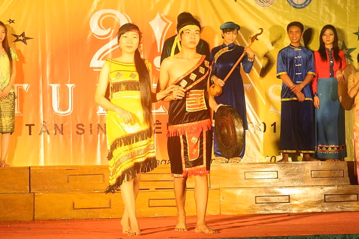 Bước đi khỏe khắn của trang phục vùng Đông Nam Bộ