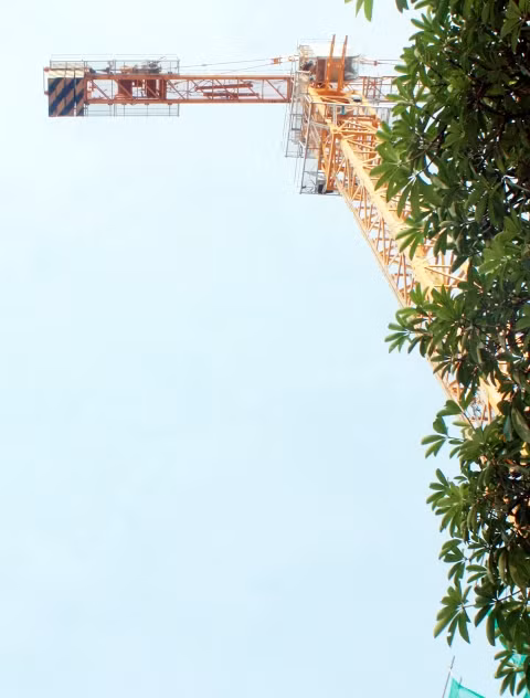 Tùy vào từng công trình, độ cao của những chiếc cần cẩu cứ tăng dần và lấn chiếm ra ngoài lòng đường. Việt Nam đã có những quy định về an toàn khi vận hành cần cẩu theo Tiêu chuẩn Việt Nam ban hành năm 1986. Theo quy định này thì "cấm để tải và cần nằm ở phía trên đầu người trong suốt quá trình nâng hạ và di chuyển tải". Chiểu theo quy định trên, hẳn không ít chiếc cần cẩu đang thi công tại các tòa nhà cao tầng trên địa bàn Hà Nội đã vi phạm luật.