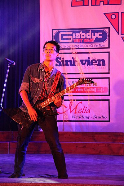 Mở đầu màn ra mắt của tân sinh viên là ca khúc mang phong cách Rock bốc lửa. Mở đầu màn ra mắt của tân sinh viên là ca khúc mang phong cách Rock bốc lửa.