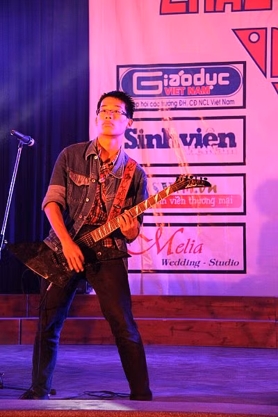 Mở đầu màn ra mắt của tân sinh viên là ca khúc mang phong cách Rock bốc lửa.
