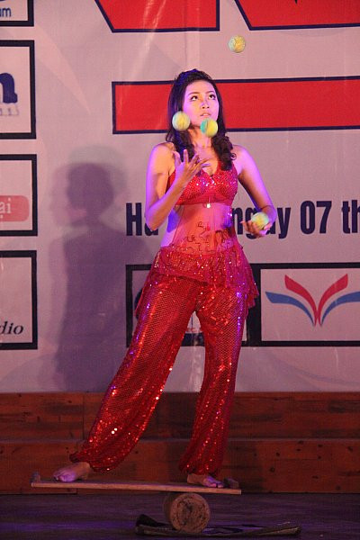 Màn trổ tài của tung bóng đứng trên con lăn ngẫu hứng của sinh viên. Màn trổ tài của tung bóng đứng trên con lăn ngẫu hứng của sinh viên.