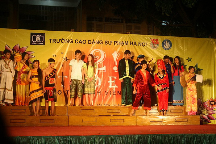 Các trang phục dân tộc Việt Nam được sinh viên diện với sắc thái trẻ trung.