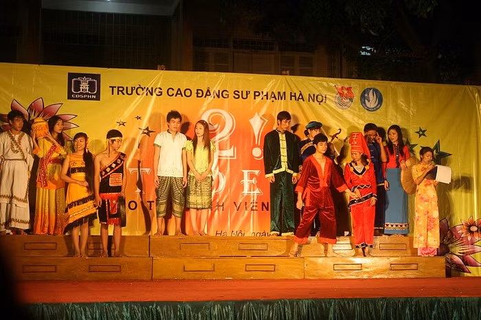 Các trang phục dân tộc Việt Nam được sinh viên diện với sắc thái trẻ trung.