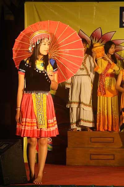 Trang phục dân tộc Việt Nam rực rỡ dưới ánh mắt của các bạn sinh viên.