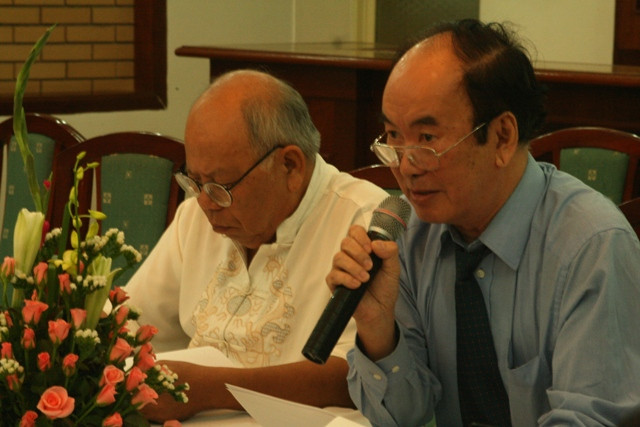 GS Bùi Thiện Dụ: Đừng tặng các em đôi guốc quá cao và dẫn đến khập khiễng gây ngã. Ảnh Xuân Trung