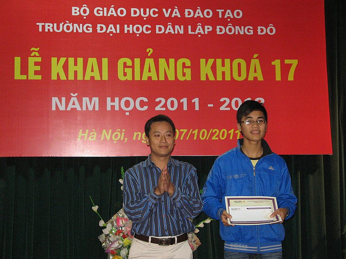 Phó tổng biên tập Bùi Ngọc Cải đại diện trao học bổng cho sinh viên thủ khoa.