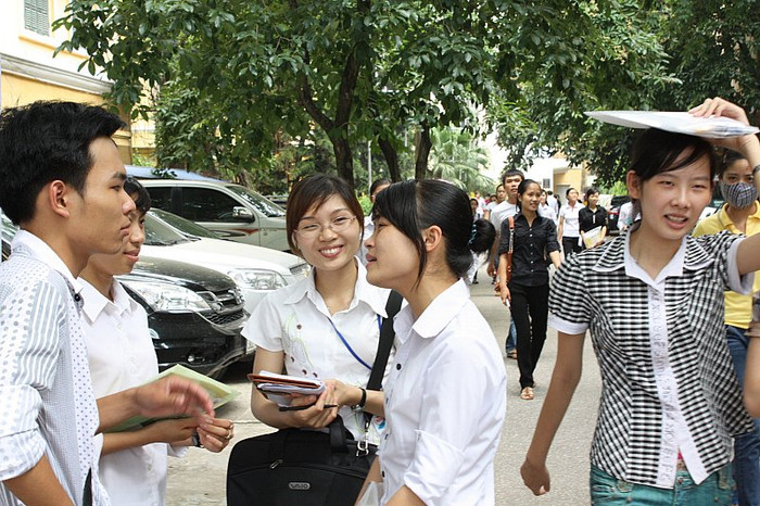 Phương án tuyển sinh mới phải đáp ứng được ba yêu cầu. Thứ nhất là không để tái diễn tình trạng luyện thi tràn lan. Thứ hai, phải đảm bảo kỳ thi nghiêm túc, công bằng. Thứ ba, phải có cơ chế để nhà trường, xã hội, cơ quan chức năng có thể kiểm tra, giám sát. Ảnh Xuân Trung Phương án tuyển sinh mới phải đáp ứng được ba yêu cầu. Thứ nhất là không để tái diễn tình trạng luyện thi tràn lan. Thứ hai, phải đảm bảo kỳ thi nghiêm túc, công bằng. Thứ ba, phải có cơ chế để nhà trường, xã hội, cơ quan chức năng có thể kiểm tra, giám sát. Ảnh Xuân Trung