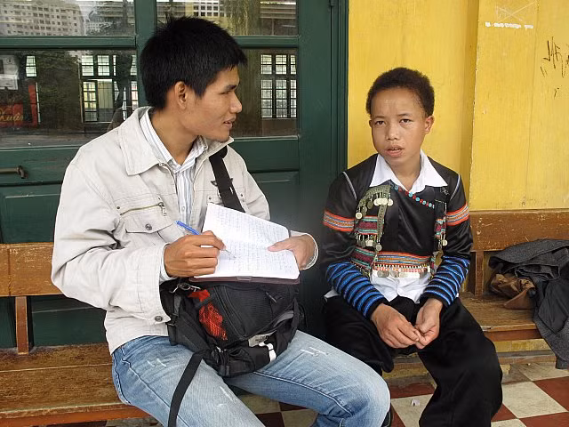 Em Hờ A Lềnh đang trò chuyện với PV, em có mong muốn giản dị: Được làm người nông thôn. Ảnh Xuân Trung