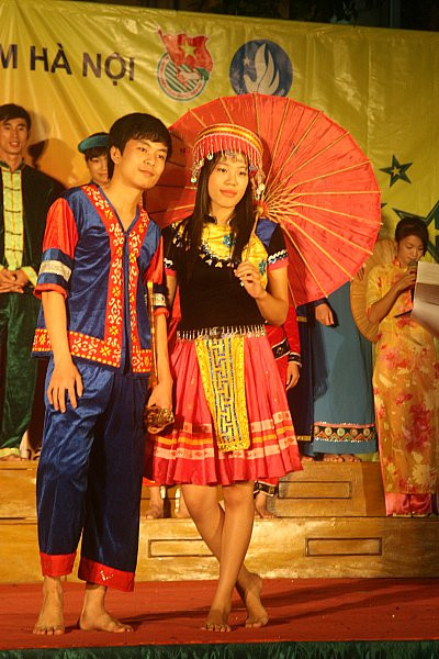 Đặc trưng của trang phục dân tộc là màu sắc đa dạng.